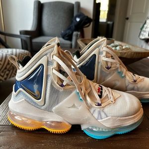 LEBRON 19 "Minneapolis Lakers" Pearl White/University Gold